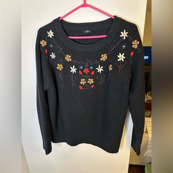 RARE- LUCCA COUTURE EMY FLORAL EMBROIDERED SWEATER - Picture 3 of 6